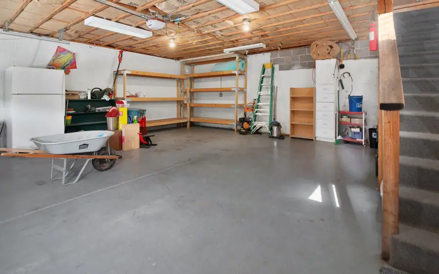 Garage résidentiel dont les murs sont en cours d’isolation