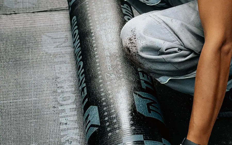 Membrane pare-air installée sur l’ossature d’une maison en construction